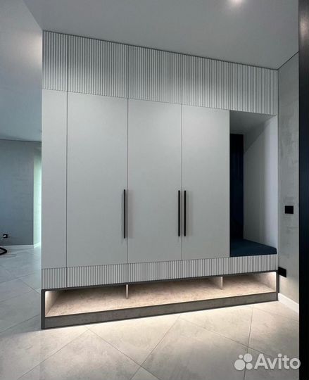 Парящий шкаф в прихожую