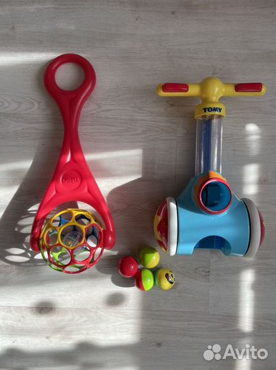 Каталка-стрелялка Tomy и каталка Oball