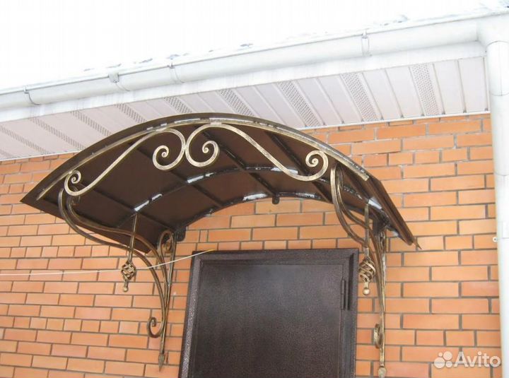 Козырек над крыльцом, над дверью