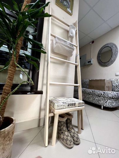 Гардеробная вешалка и табурет