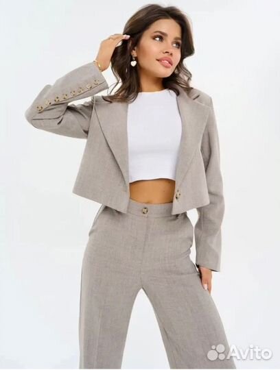 Брючный костюм с укороченным пиджаком