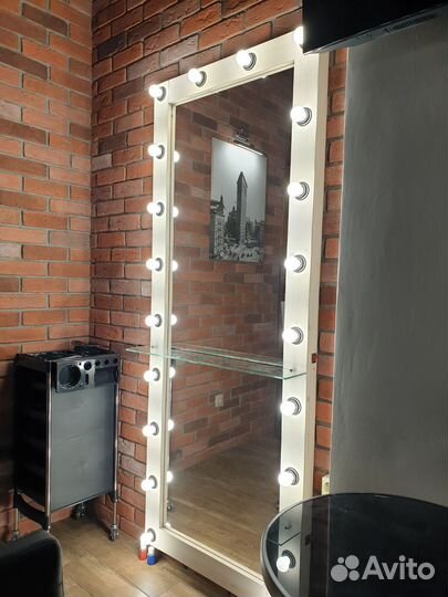 Деревянное зеркало с лампочками