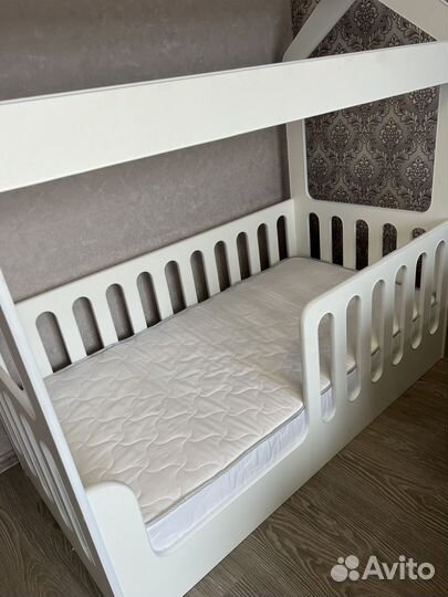 Продам кроватку домик