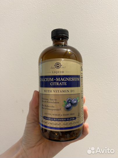 Пустые банки из темного стекла