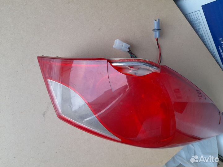 Задний левый фонарь