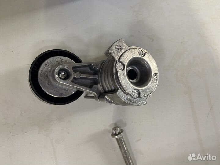 Ролик в сборе с натяжитилем Swag на бмв