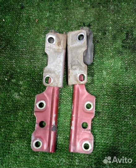 Петля капота Mitsubishi Lancer