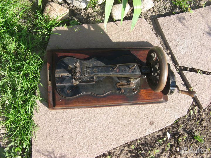 Швейная машинка 19 в. Рабочая. Удобная в интерьр