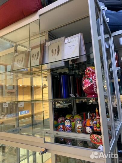 Стеклянная витрина с подсветкой