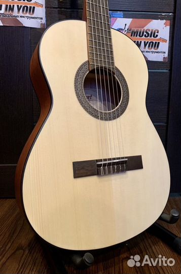 Классическая гитара 3/4 Cort + аксессуар