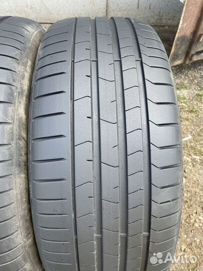 Pirelli P Zero PZ4 235/50 R19 99W