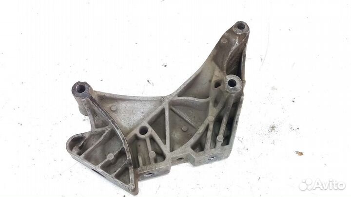 Кронштейн двигателя правый VAG