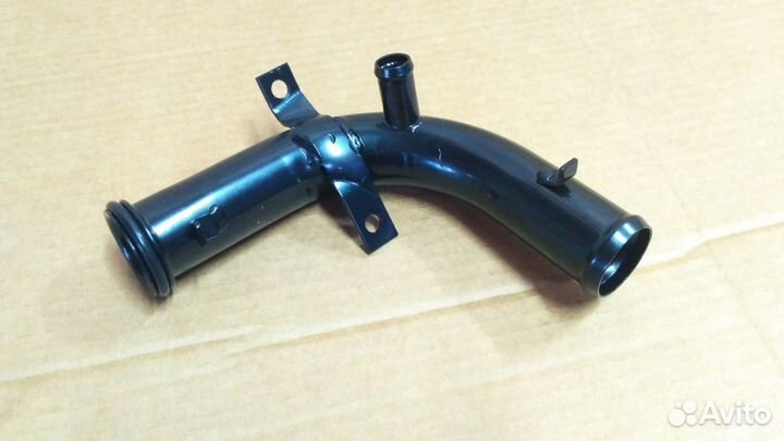 Патрубок помпы металлически Сайбер Себринг 4621491