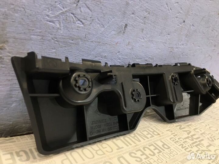 Кронштейн бампера передний правый Renault Duster 1