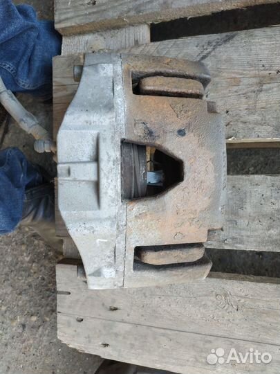 Суппорт тормозной передний левый Volvo XC90 рест