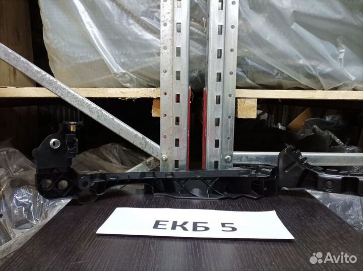 5K0807572J Крепление переднего бампера правое Голь