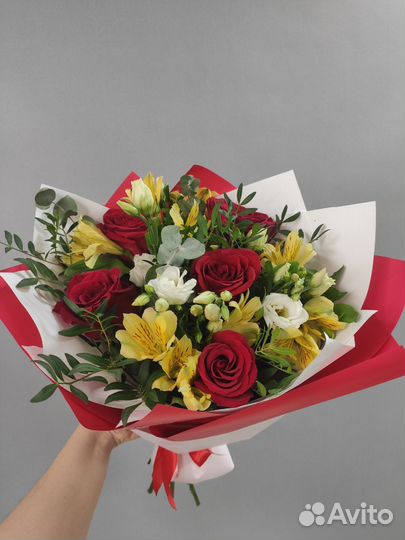 Букет из 3 желтых альстромерий, 5 красных роз и 2