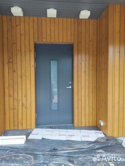 Дверь деревянная входная утеплённая с окном. дс32