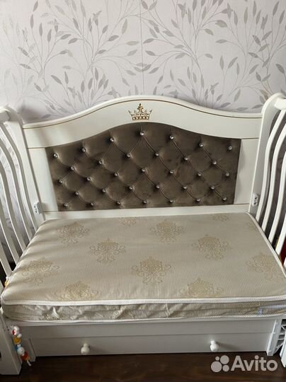 Детская кроватка с универсальным маятником