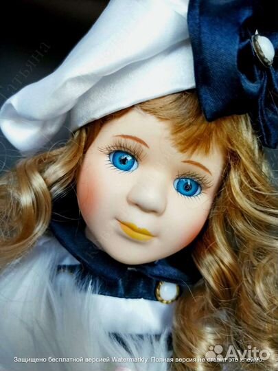 Куколка фарфоровая коллекционная