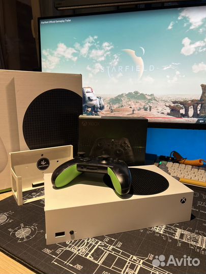 Xbox Series S + anniversary edition gamepad