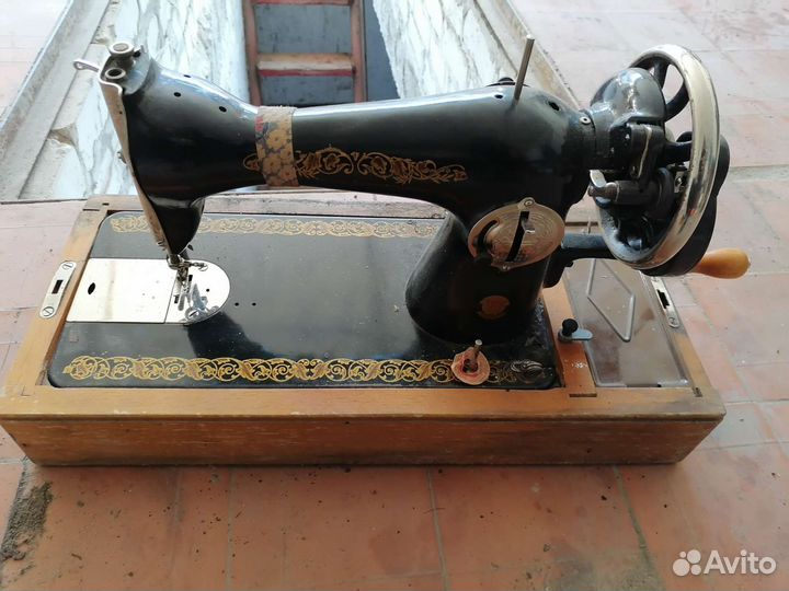 Вязальная машина и швейная машинка