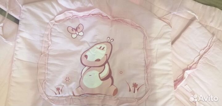 Бортики в детскую кроватку розовые