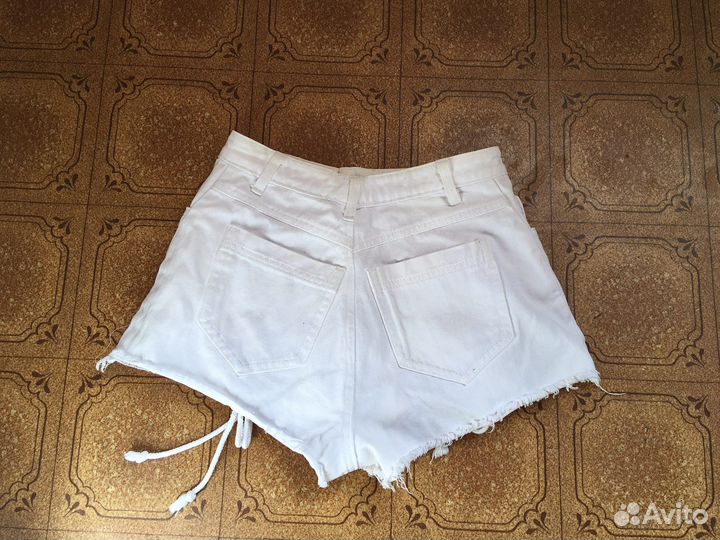 Классные белоснежные шорты на шнуровке
