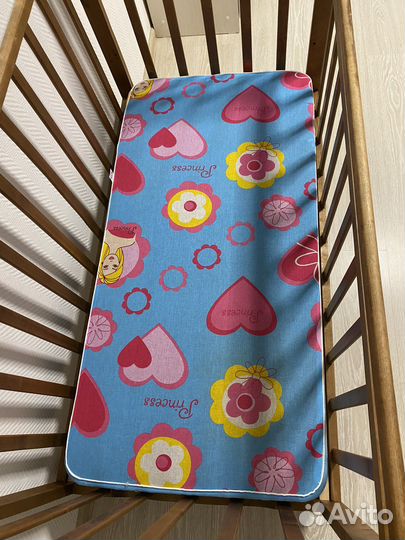 Детская кроватка с маятником