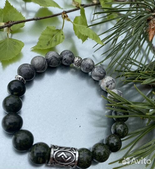 Браслет из натуральных камней с рунами