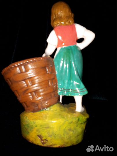 Девочка с корзиной