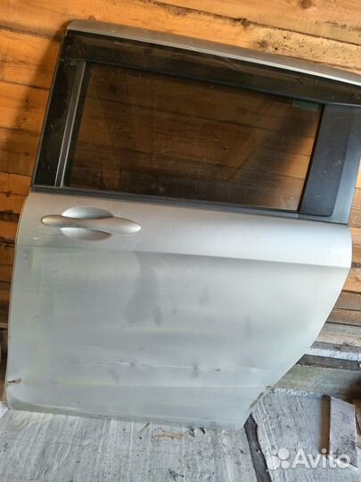 Продам дверь на Honda Freed Spike