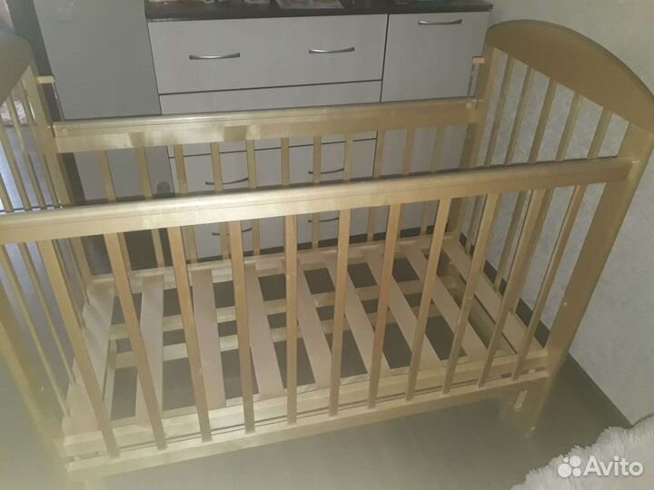 Детская кроватка с маятником