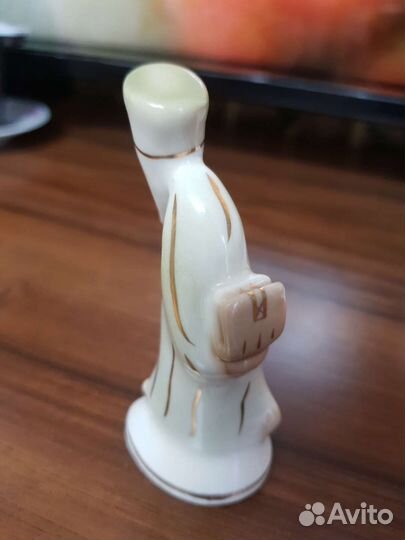 Фарфоровая статуэтка Старик с книгой