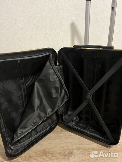 Чемодан на колесах M новый