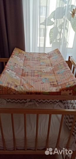 Детская кроватка с маятником