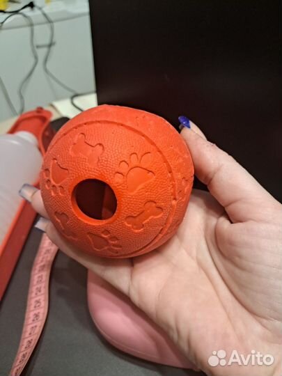 Мяч для собак с отверстиями под лакомства