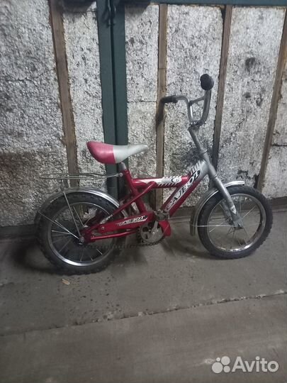 Детский велосипед и дедов велосипед