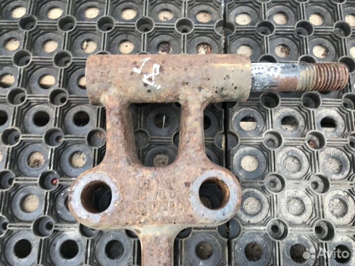 Кронштейн крепления амортизатора правый