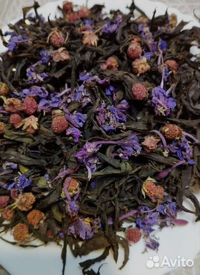 Иван-чай с цветами и ягодами клубники