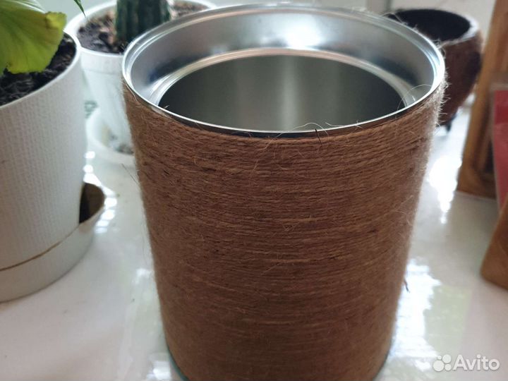 Банки жестяные с пластиковой крышкой