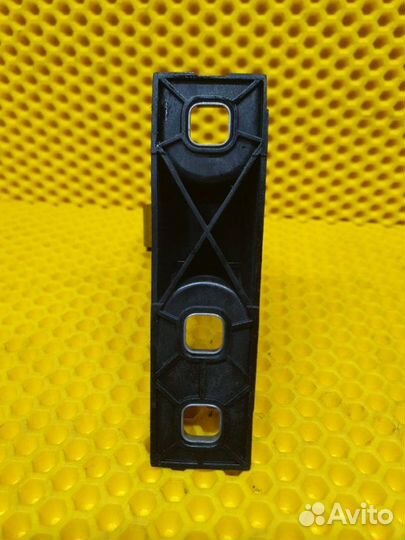 Кронштейн крепления передний правый Audi Q7 4M