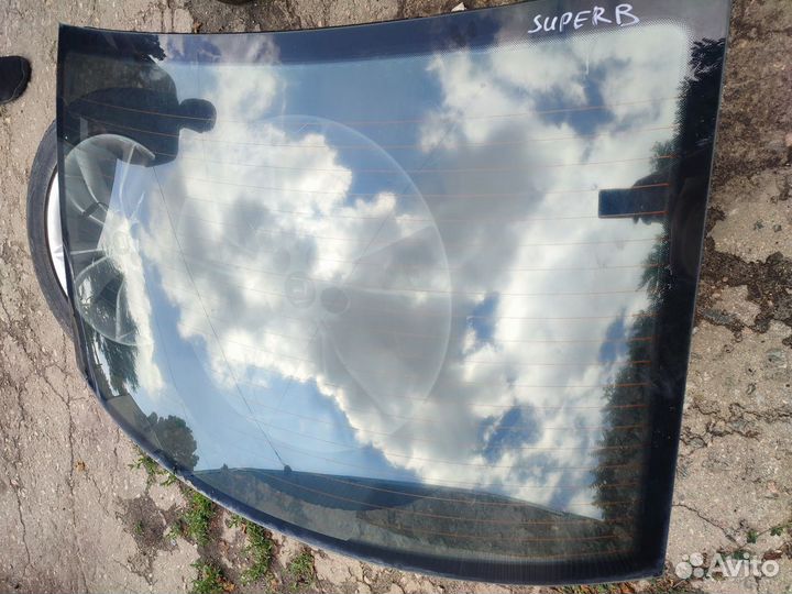 Skoda superb 1 стекло заднее