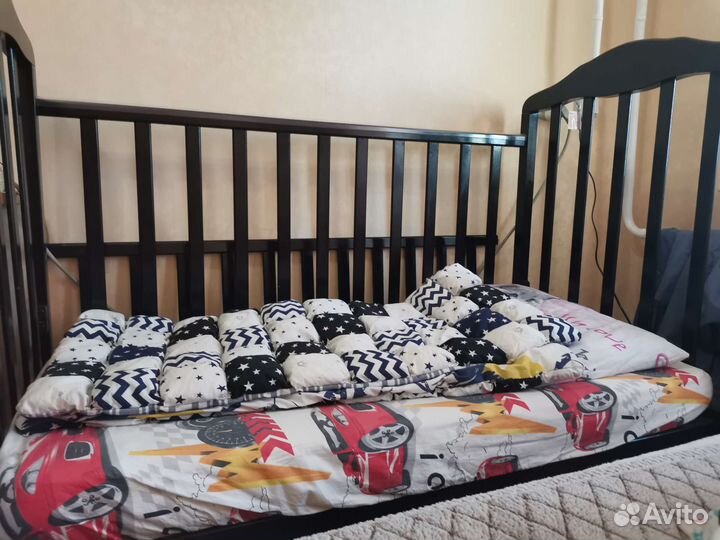 Детская кроватка с маятником