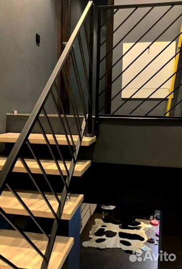 Облицовка лестничного металлокаркаса деревом