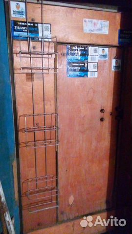 Навесная витрина металлическая