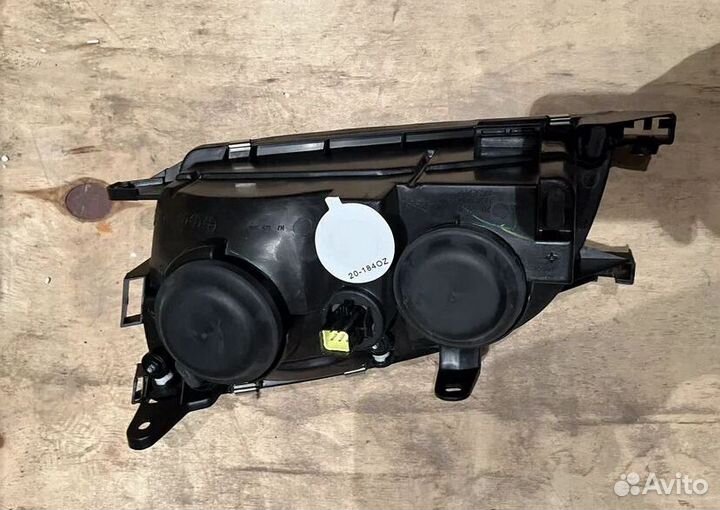 Фара правая toyota avensis T220 1996-2000