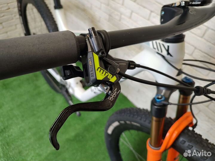 Canyon Lux CF SLX 9 team