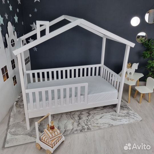 Детская кровать Домик из массива