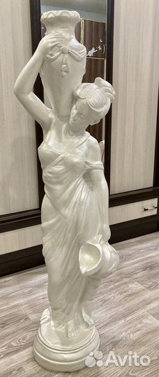 Статуэтка девушка с кувшином